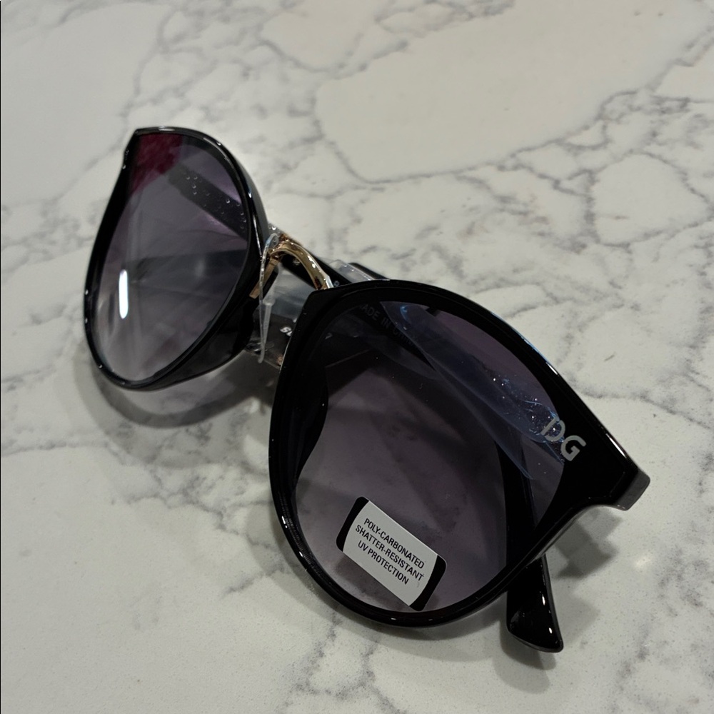 Women’s Black Round Sunglasses with Gradient Lenses